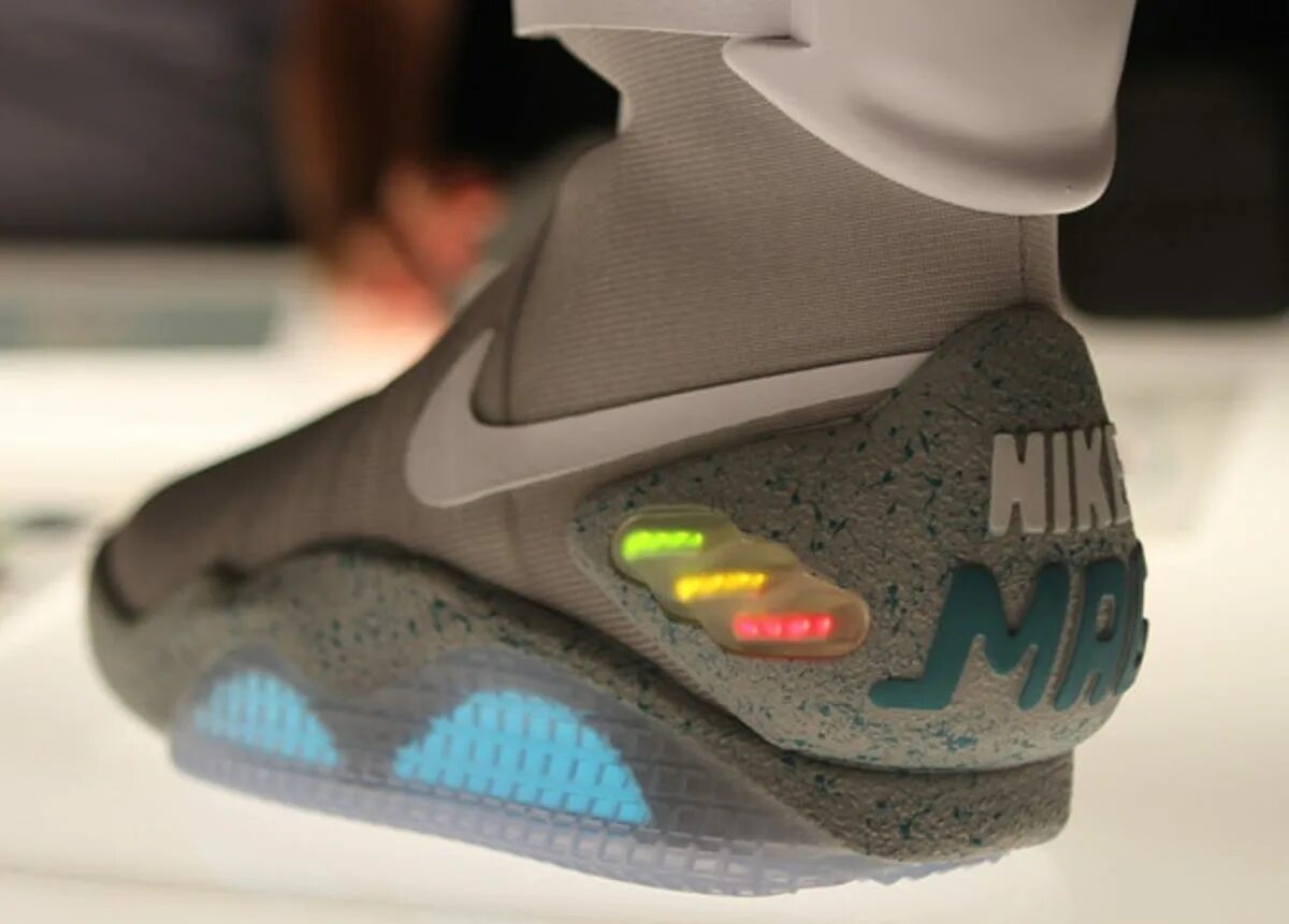 Найк с пяткой. Nike Air mag 2011. Nike Air mag. Nike Air mag back to the Future. Nike mag back to the Future (2016).