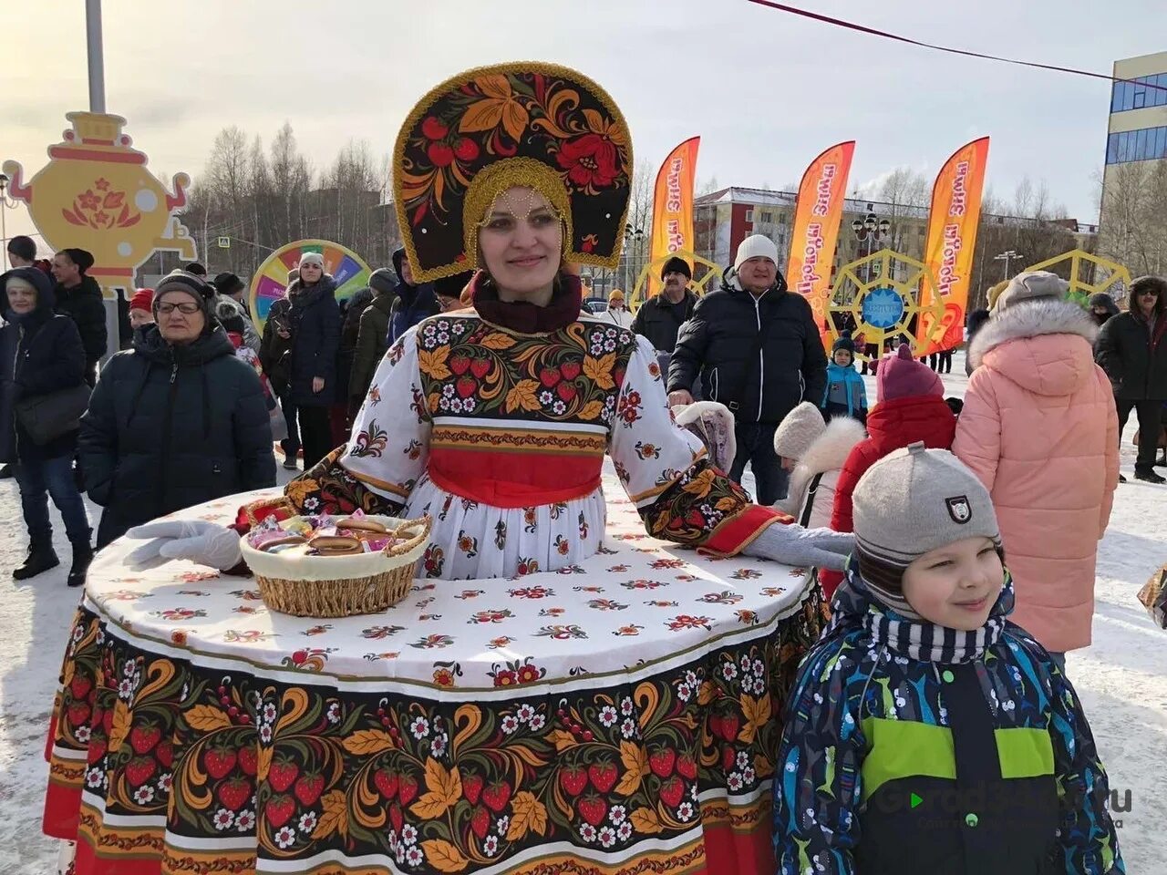 Проводы зимы. Проводы зимы картинки. Городской праздник проводы зимы. Праздничные блины.