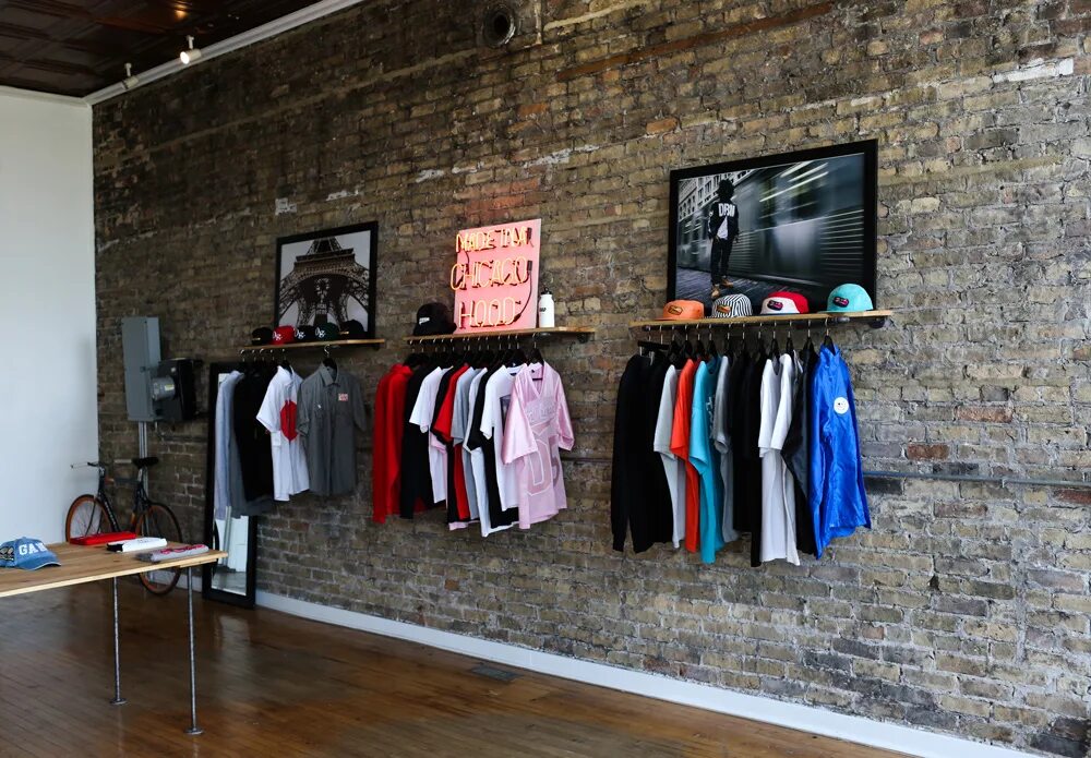 Магазин одежды all. Интерьер магазинов streetwear одежды. интерьер магазина футболок. стритвир магазины. декор для магазина одежды.