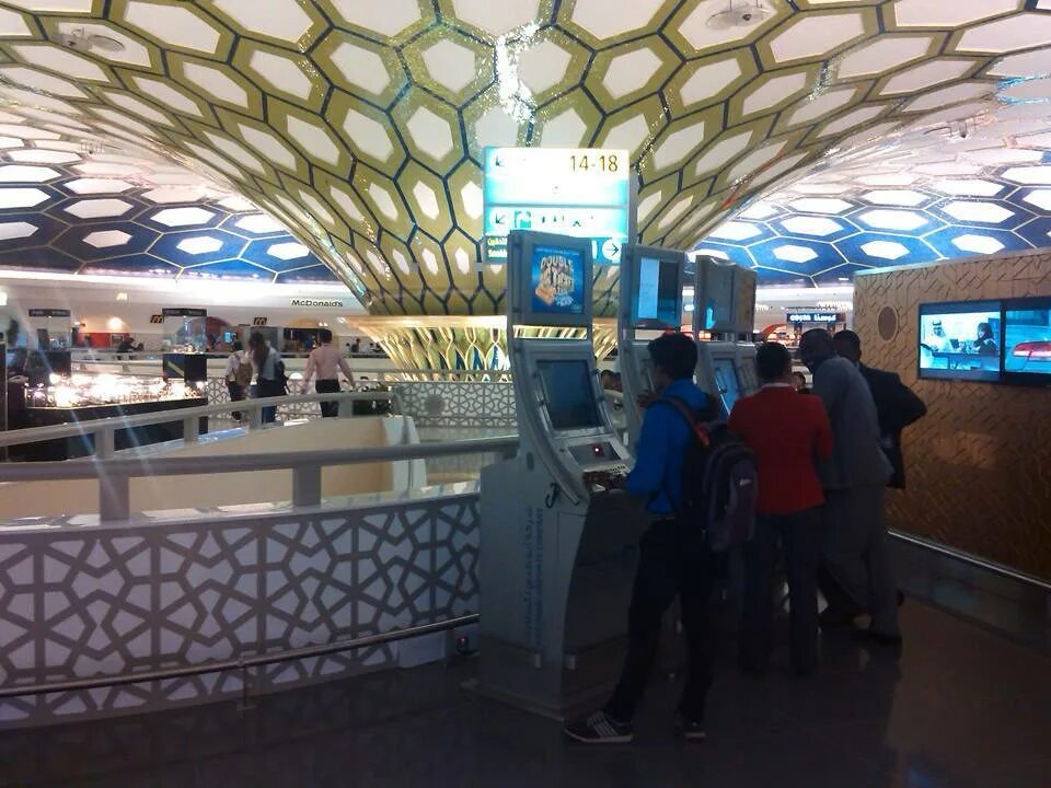 табло аэропорта. рейсы из хабаровска. табло расписания самолетов. домодедово аэропорт табло. аэропорт владивосток рейсы.