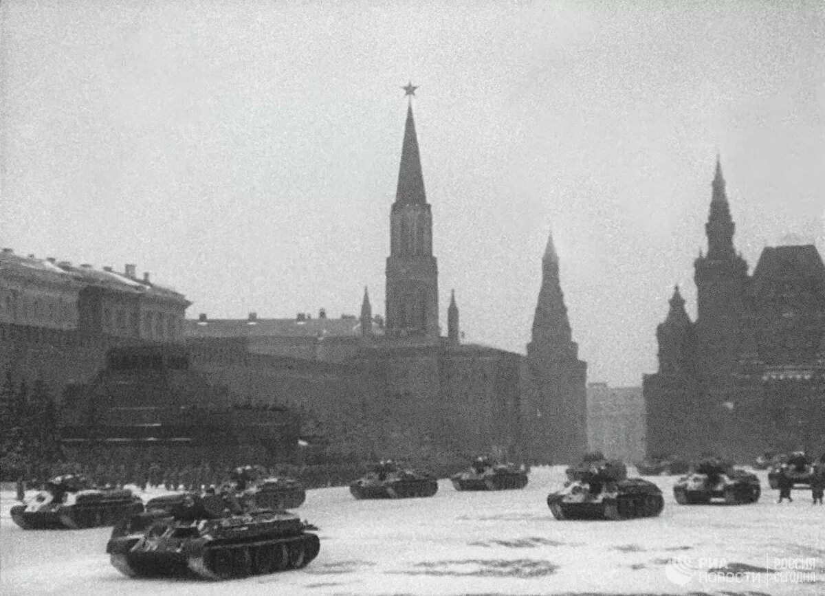 Парад 7 ноября 1941 в москве на красной площади. Москва июль 1941. Парад на красной площади 7 ноября 1941 года. Парад на красной площади 1941 битва за москву. Парад 7 ноября 1941 года в москве на красной площади.