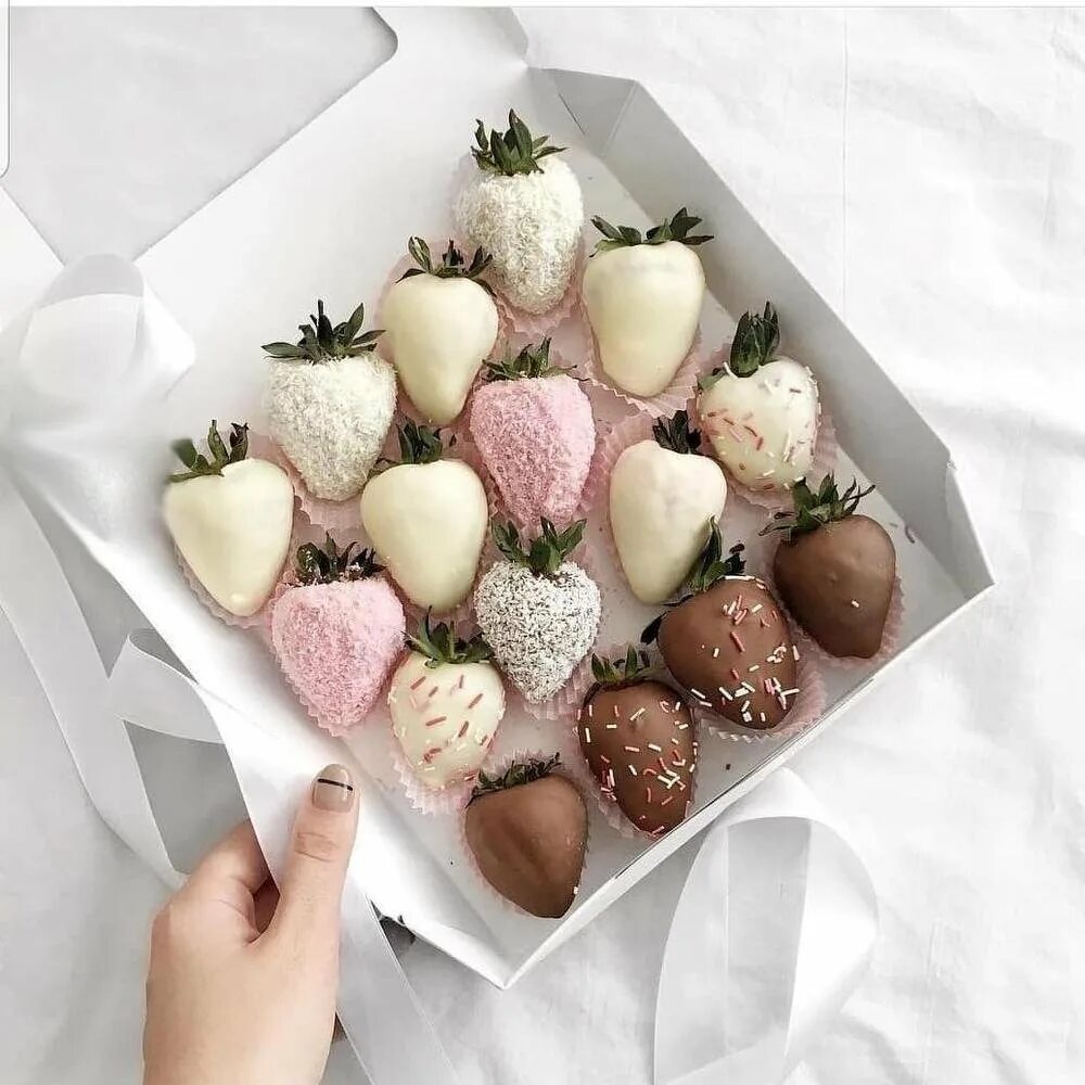 Клубника в шоколаде. Клубника в подарок. Клубника в шоколаде в коробке hd. Клубника в шоколаде в коробке сердце. Клубника в шоколаде в коробочке.