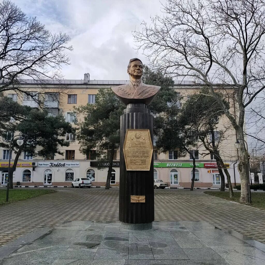 Сквер рыбнева новороссийск где. Памятник Коккинаки в Новороссийске. Сквер Рыбнева Новороссийск. Памятник летчику испытателю Коккинаки Новороссийск. Мемориал освободителям Новороссийска.