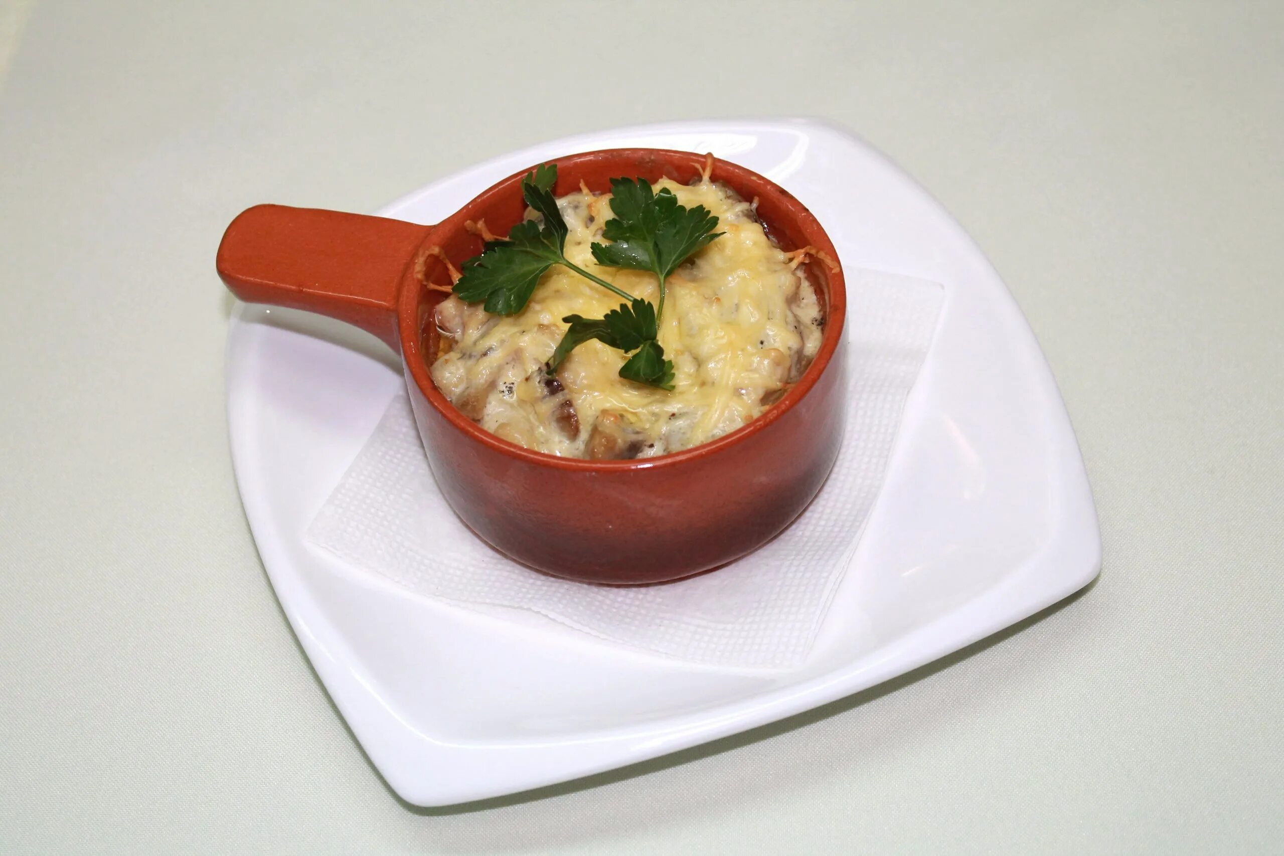 жульен с языком и грибами рецепт. жульен с курицей и грибами. жульен с курицей и грибами в духовке. жульен рануи. жульен с курицей и шампиньонами.