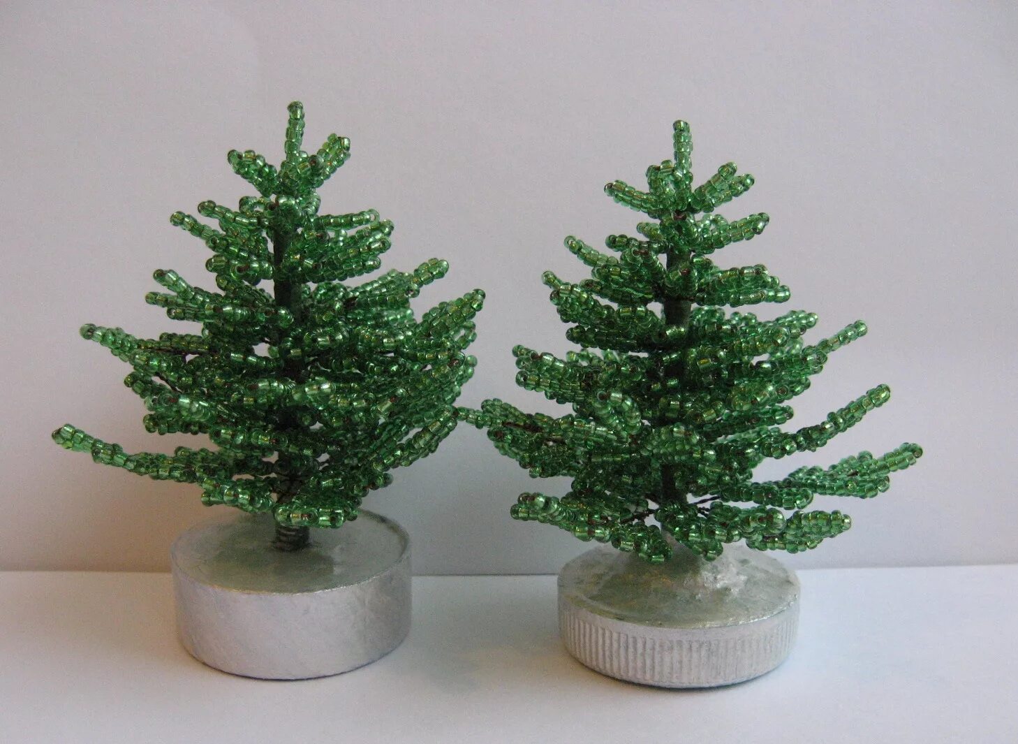 пышная ёлка из бисера. заснеженная елка из бисера. елка из бисера. елка из стекляруса. новогодняя елка из бисера.