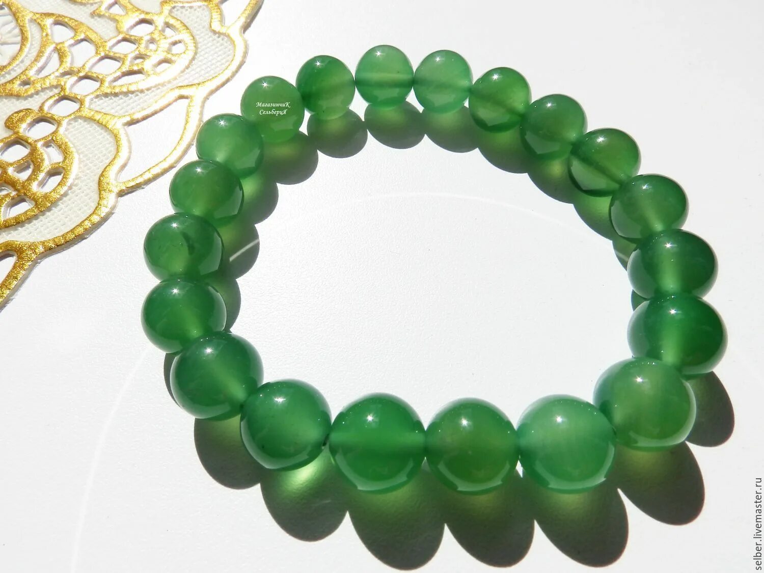 Сангелит браслет зеленый агат. Браслет с зеленым агатом. Агат зеленый с ангелитом браслет. Зеленый камень водорослевый агат браслет.