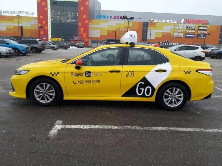 Такси таганрог. Таксопарк такси ритм. Московское такси. Яндекс такси офис в таганроге. Желтая хендай солярис такси.