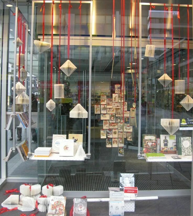 В витринах книжного магазина представлены новые. Подписные издания санкт-петербург витрина. Магазин витрина школьная. В витринах книжного магазина представлены новые. Креативные витрины магазинов.