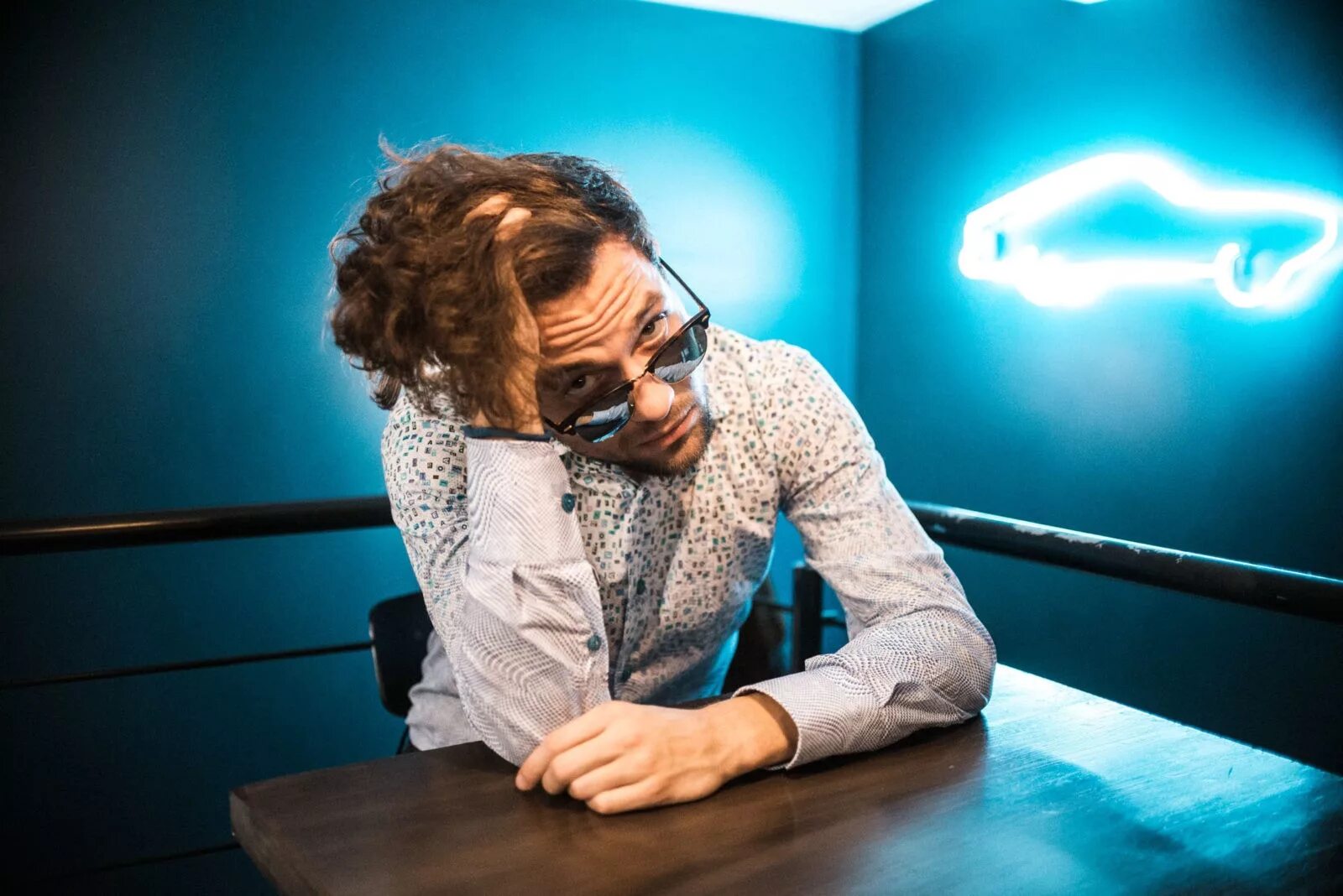 Олег зотов фотограф. Российские геймеры. Один человек играет в приставку. Человек играющий в приставку. Олег зотов фотографии.