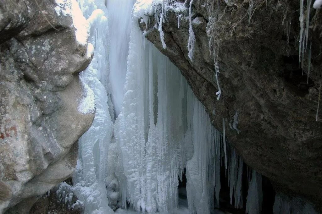 Кисловодск медовые водопады зимой. Кавказские Минеральные воды зимой. Водопады Кавминвод зимой. Минеральные воды город зимой. Погода в минводах в апреле