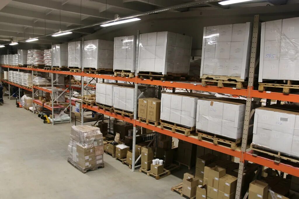 Завод фёст логистик. Склад оснастки. Мезонин на складе. Мезонин с гравитационными стеллажами. Полиметалл стеллажи.