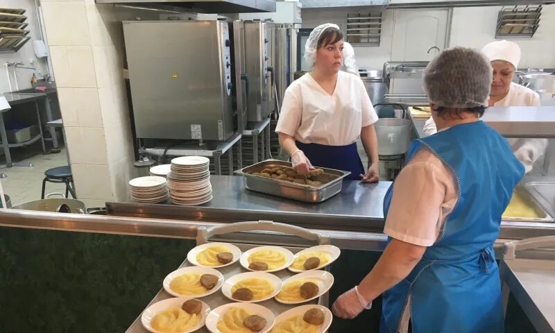 Тендеры на питание. Питание в школьной столовой. школьное питание липецк. столовая школьная липецк. столовая в школе 6 города липецка.