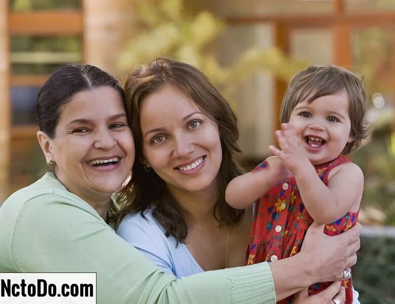 Baby daughters. Бабушка мама и дочка. Мама невестки. Дочь мама и бабушка в Бразилии. Материнская семья.