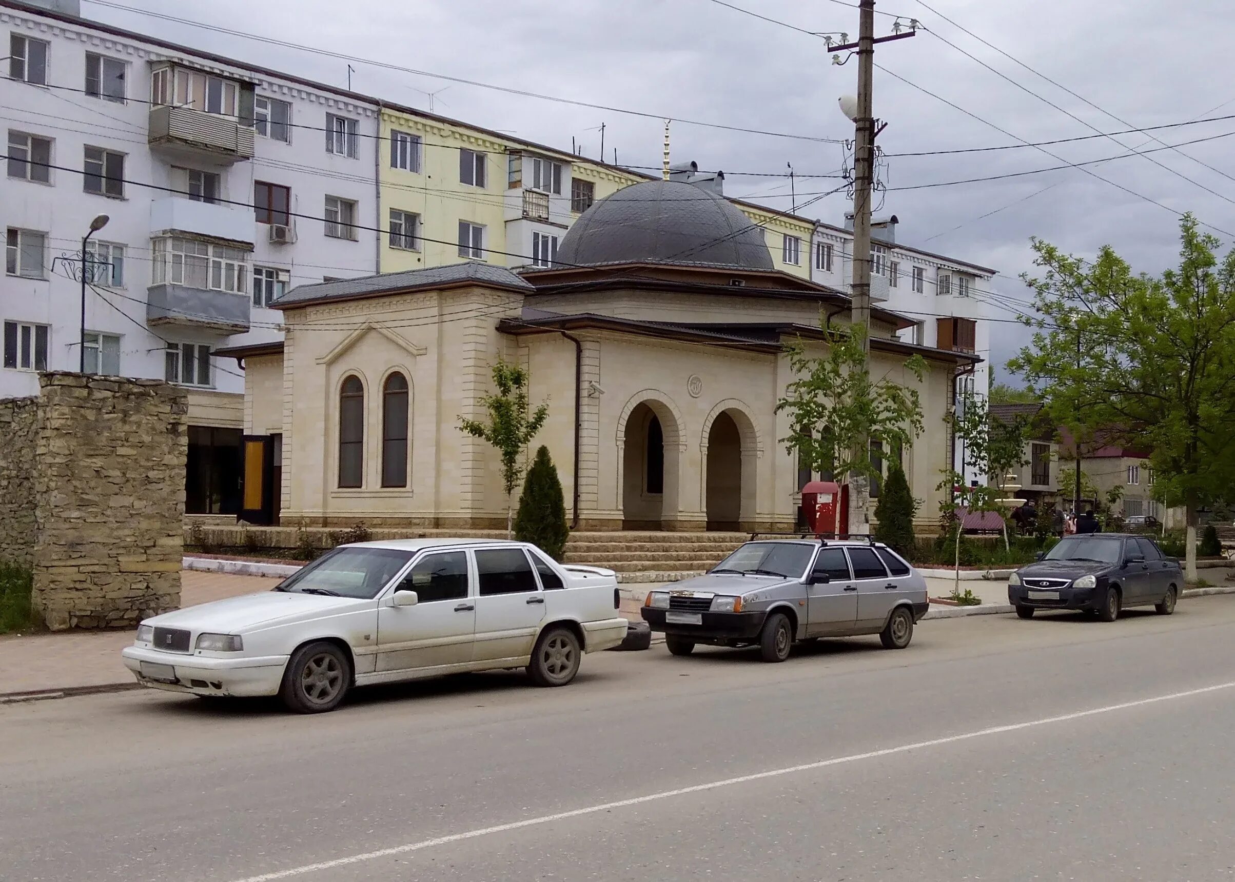 Центральная мечеть Буйнакска. Памятник Уллубию Буйнакскому в Буйнакске. Салафитская мечеть в Дагестане. Синагога в Буйнакске.