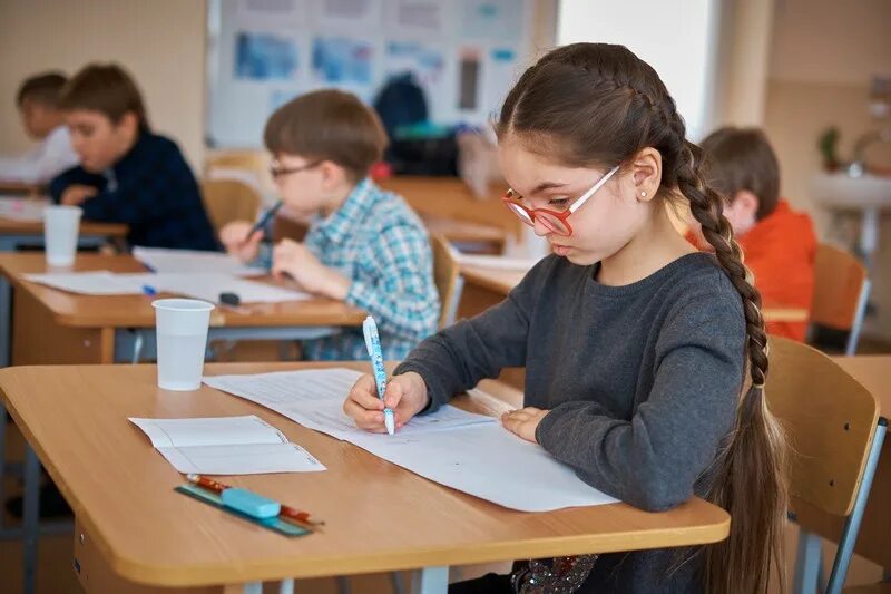 Ученики 4 класса. Обучающиеся 4 класса. Контрольная работа ученики. Школьники занимаются. Обучающиеся 4 класса.