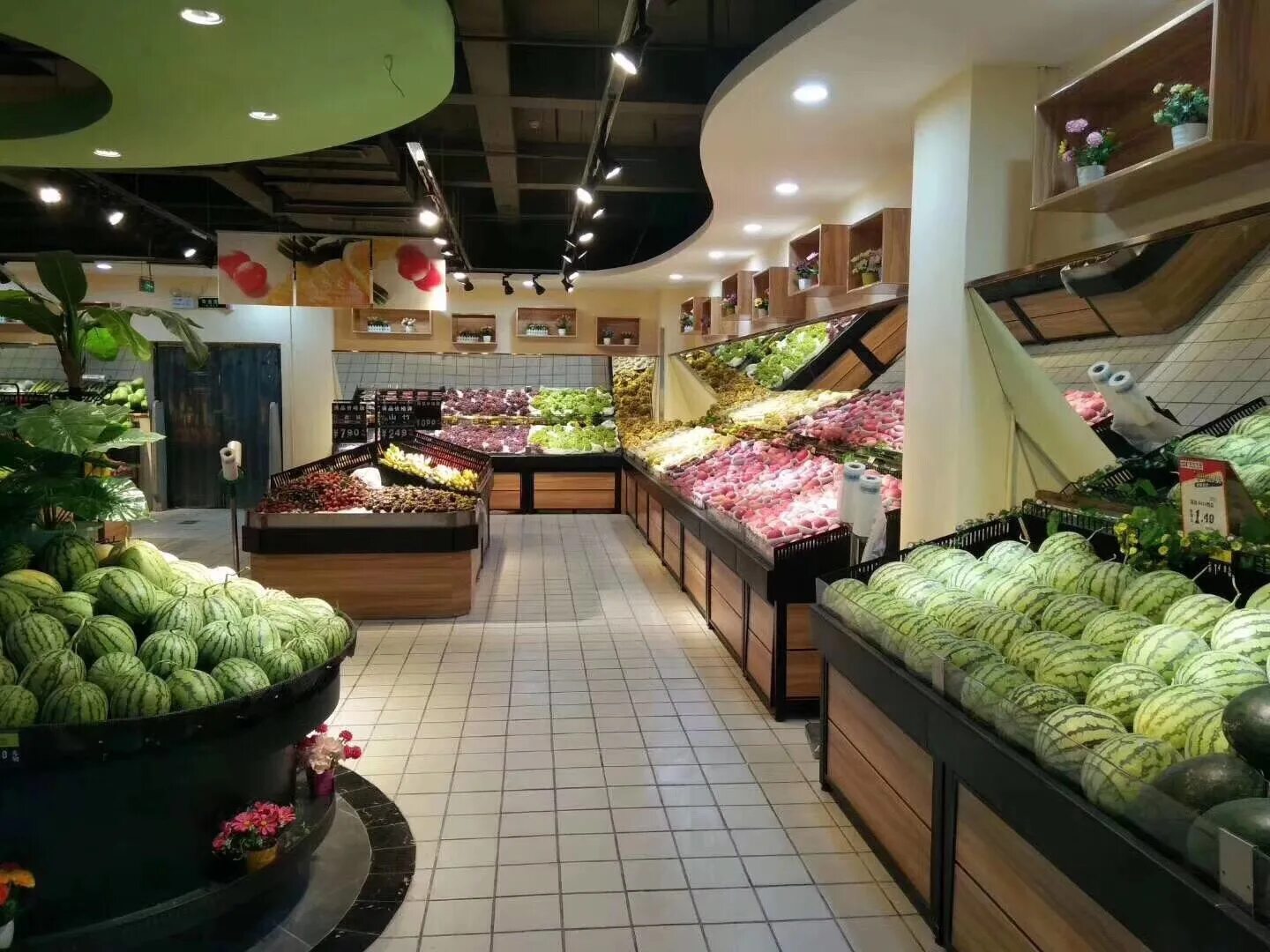 Овощей фруктов дом. Интерьер магазина овощей и фруктов. Овощной магазин. Интерьер овощного магазина. Овощи в магазине.