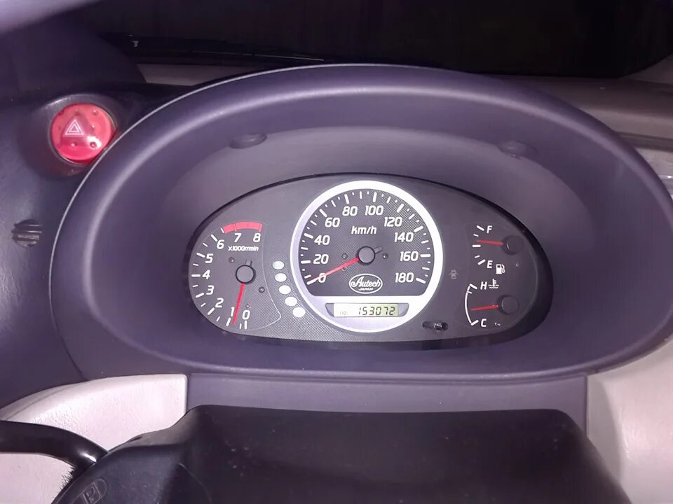 Ниссан тино 2000 салон. 2 салон. Торпеда ниссан тино v10. Панель ниссан тино. Накладка торпедо nissan tino.
