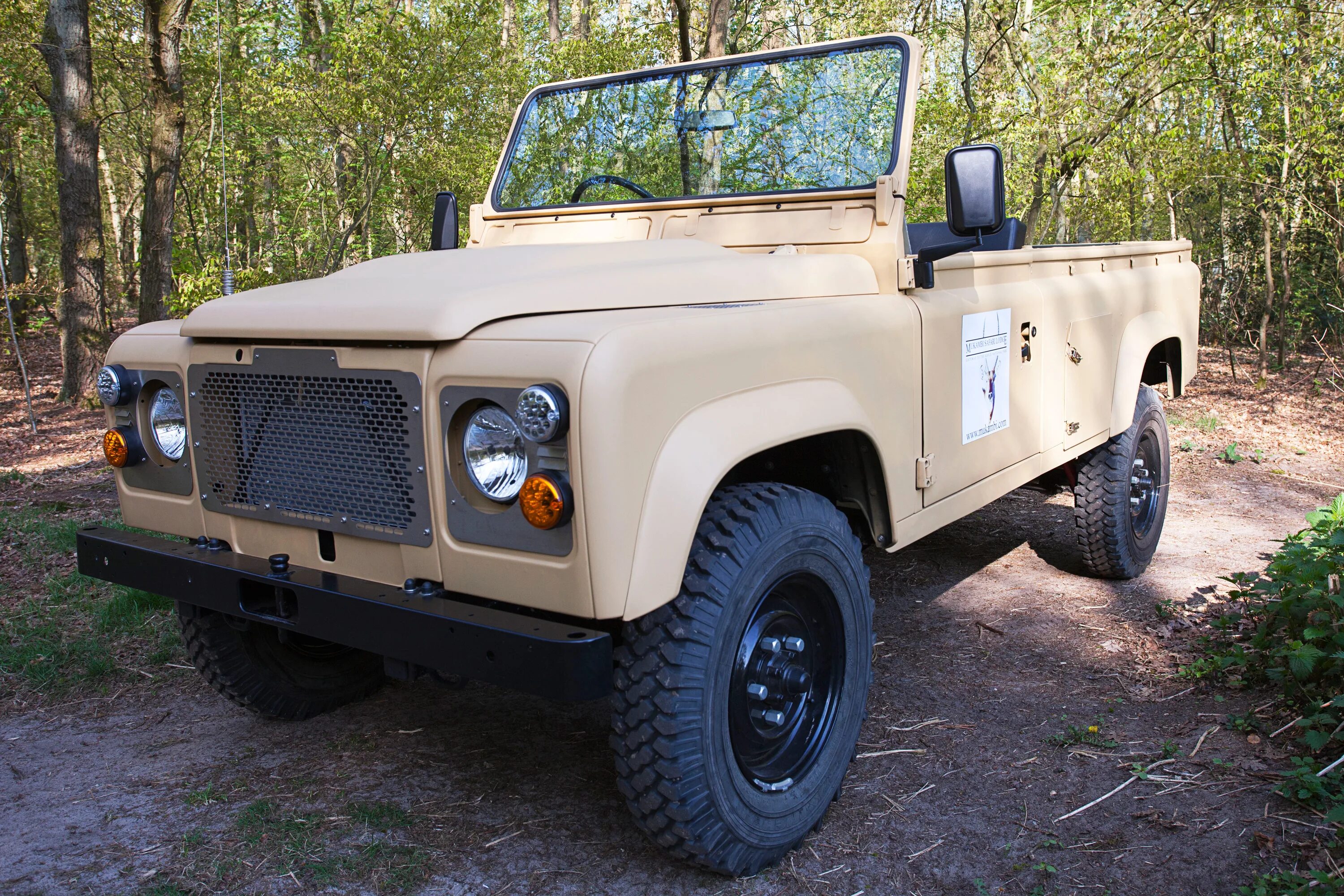 Defender safari. Ленд Ровер Дефендер сафари. Land Rover Defender Safari Series 1968. Дефендер кабриолет джип сафари. Рендж Ровер сафари.