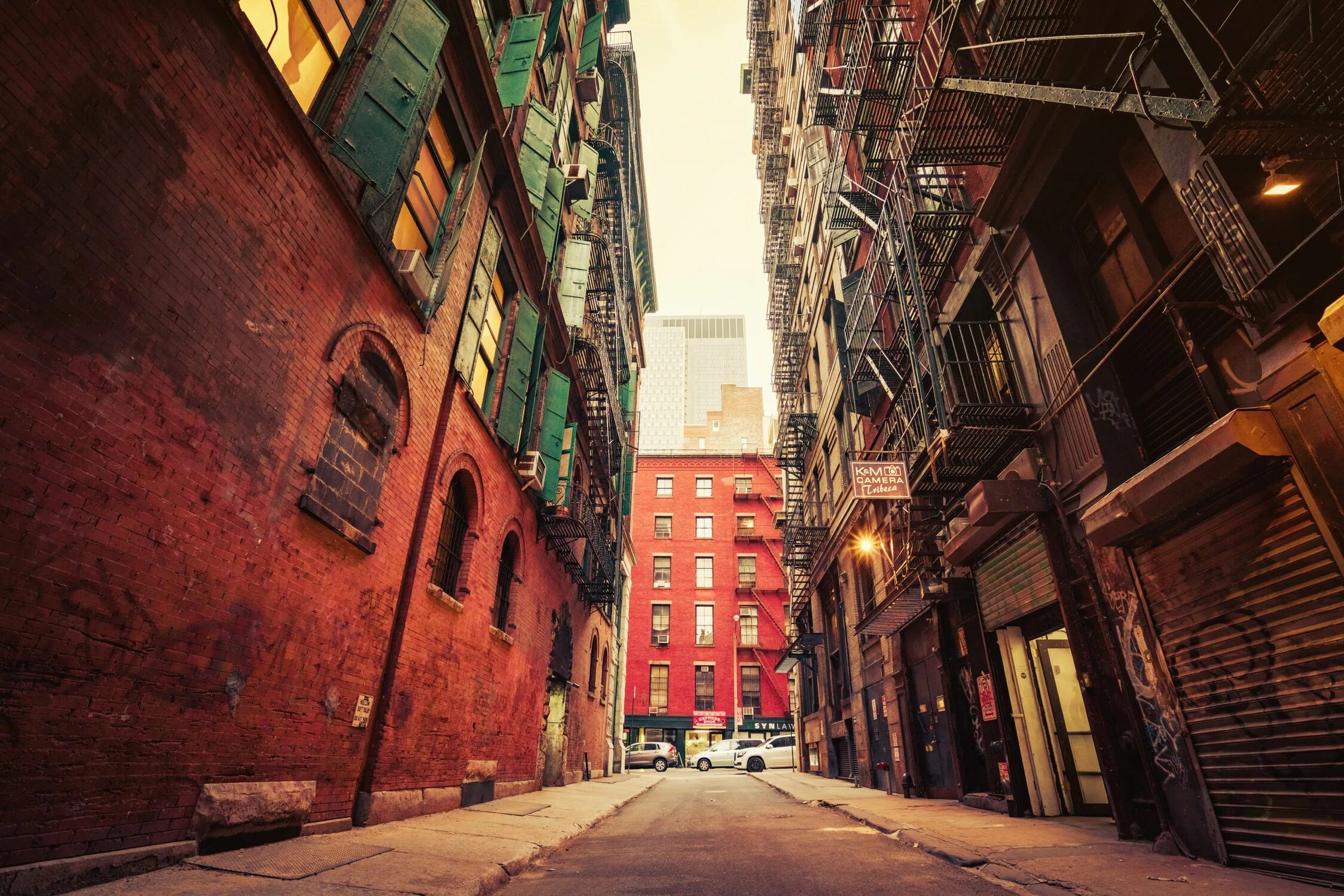 Город стена красная. Улица Урбан. Нью Йорк Бруклин переулок. Улицы Нью Йорка гетто. Бруклин Нью-Йорк гетто.