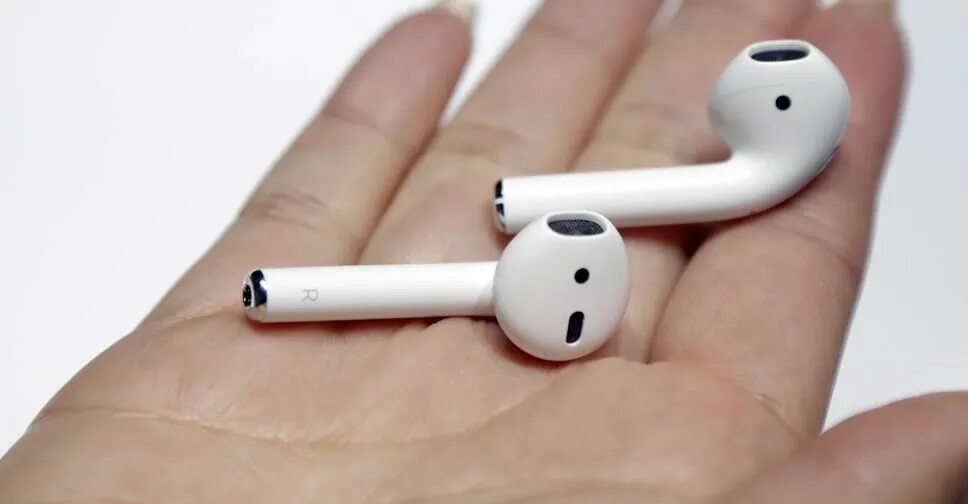 Earpods 1st Generation. Наушники Apple AIRPODS maxслушают. Эпл айрподс 3. Аирподс в руках у человека.