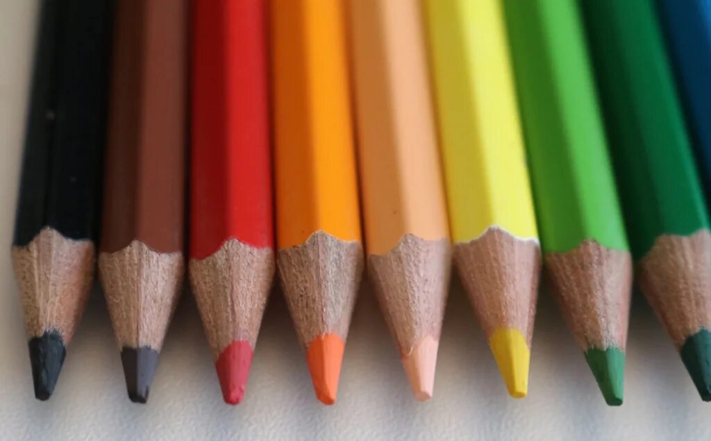 Покажи какие карандаши. Цветные пластиковые карандаши. Карандаш крутой цвет. Крутые карандаши. Разновидности карандашей для рисования.