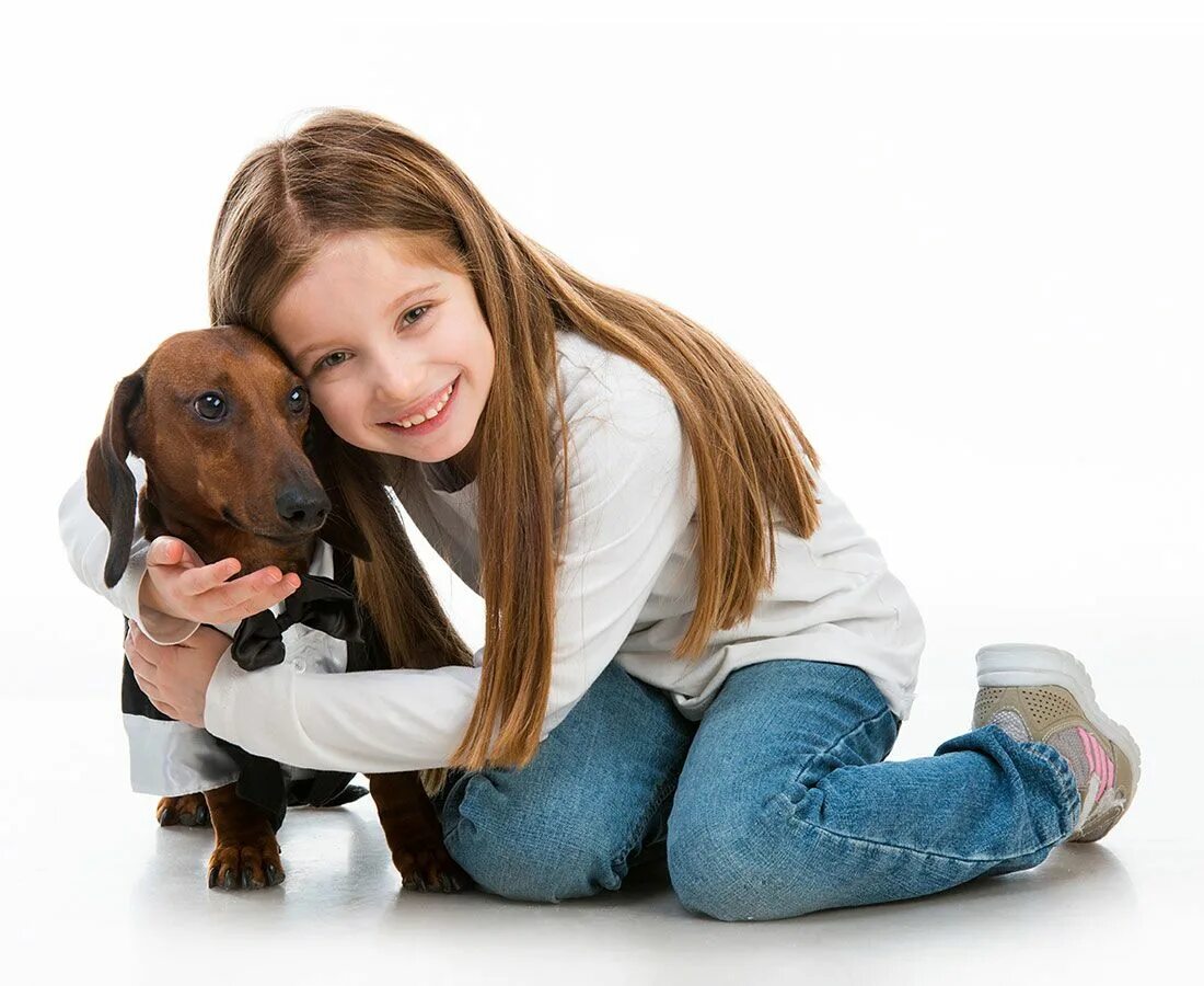 Включи собаку баба. Девочка с собакой. Девушка с собакой на белом фоне. Собака для детей. Девочка с собакой на прозрачном фоне.