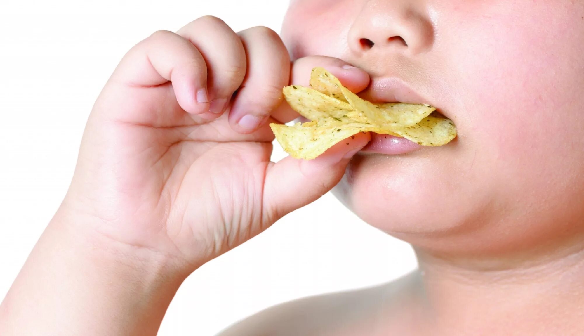 Жрать чипсы. Чипсы для детей. Кушает чипсы. Чипсы и ожирение. Ребенок ест чипсы.