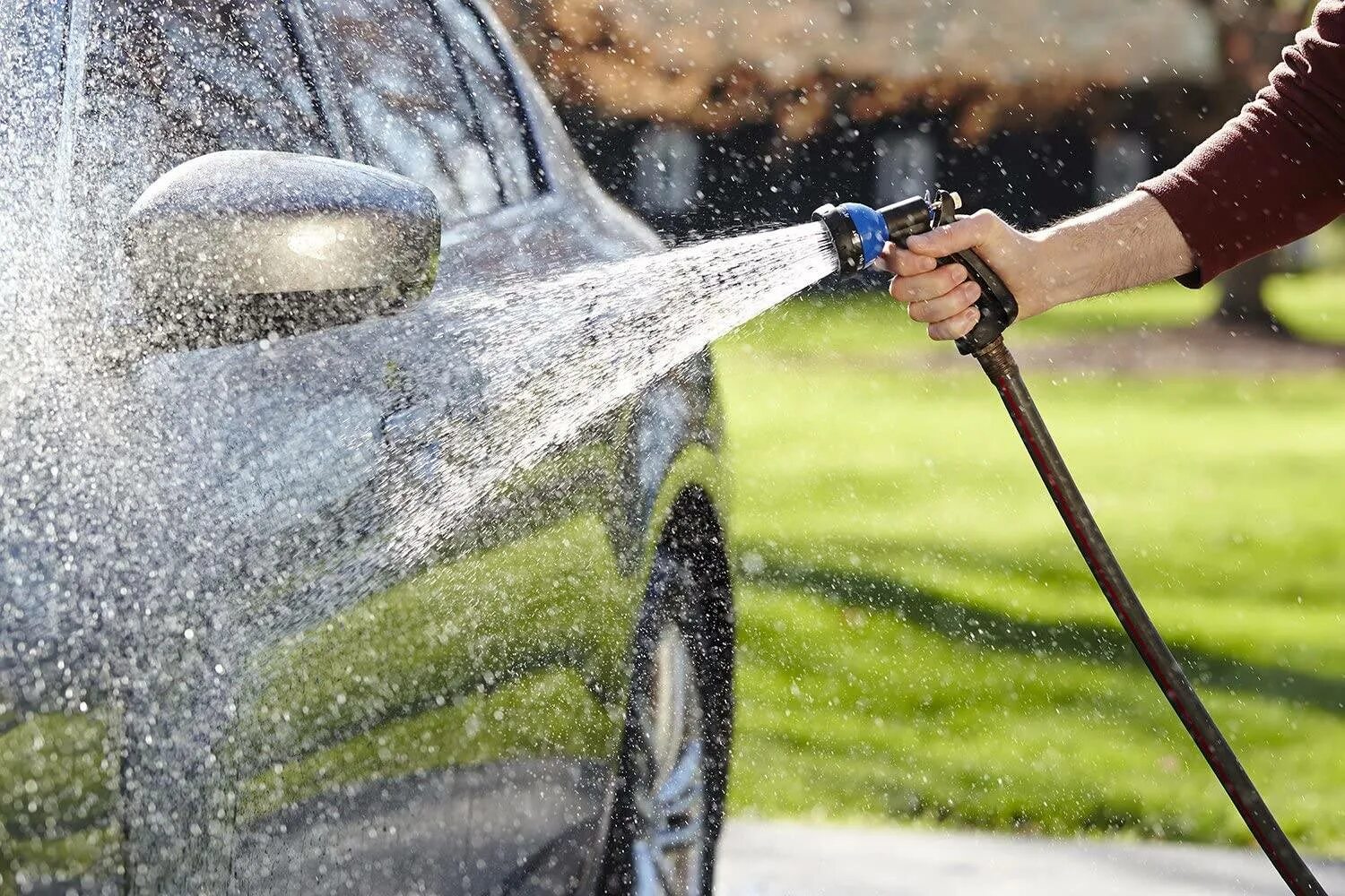 Мойка машины. Мойка машины летом. Мытье машины на даче. Вода автомойка. He clean the car