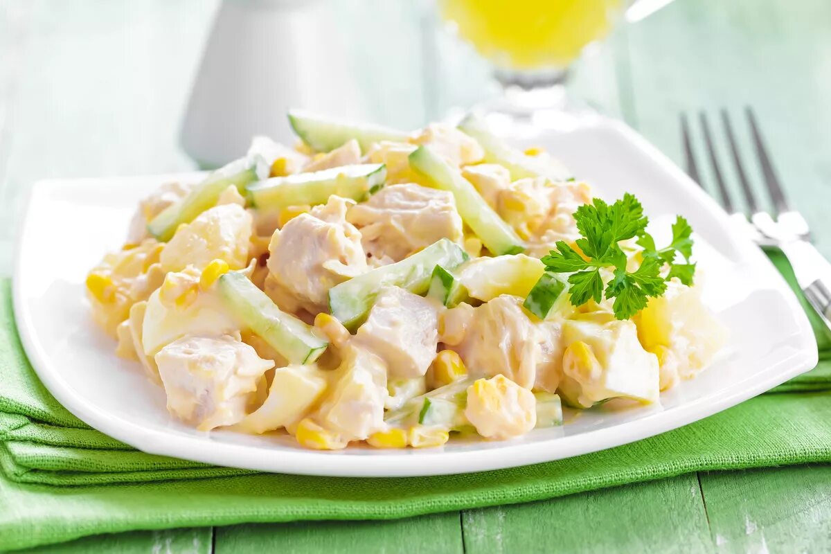 Салат с ананасом и курицей и сыром кукурузой. Салат курица ананас кукуруза. Салат с ананасом и курицей и сыром. Салат из курицы с ананасами и сыром
