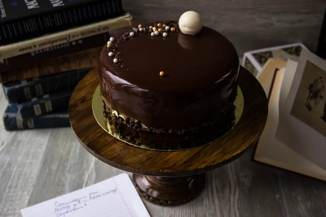 Глянцевый торт. Торт украшенный помадкой. Шоколадный торт с зеркальной глазурью. Помадка для торта. Шоколадные подтеки на зеркальной глазури.