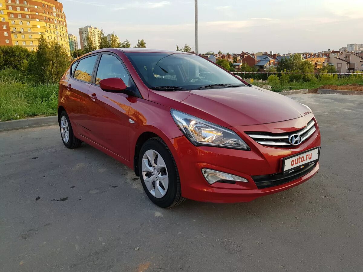 Hyundai Solaris 2016 красный хэтчбек. Hyundai Solaris 2015 хэтчбек красный. Hyundai Solaris 1 Рестайлинг красный. Hyundai Solaris хэтчбек красный.