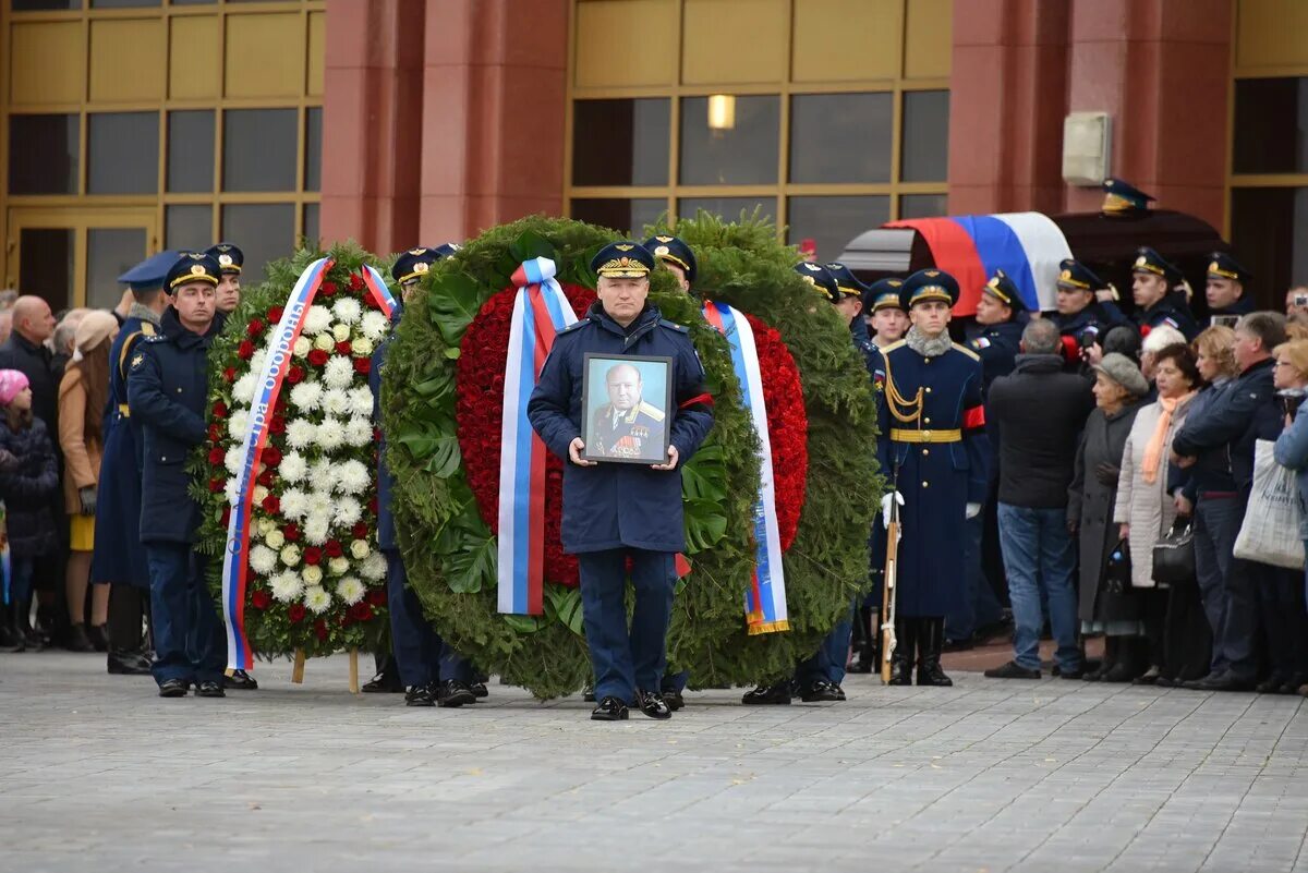 Прощание с абдурахмановым. Прощание с Алексеем Леоновым. В Подмосковье простились с. Прощание с Сергеем Королевым. Прощание с Робертом рождественским.