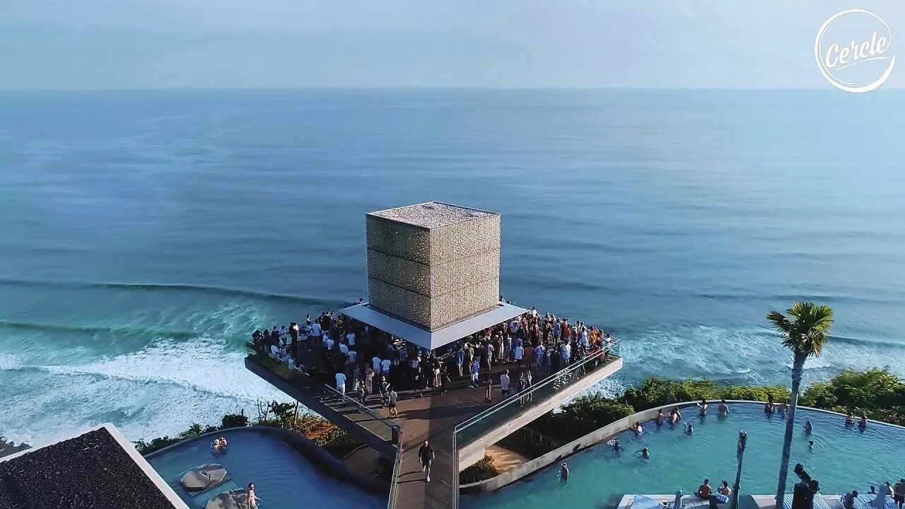 Omnia beach club bali. Дарьянатс бали. Омния бали. Savaya beach club. Omnia beach club bali.