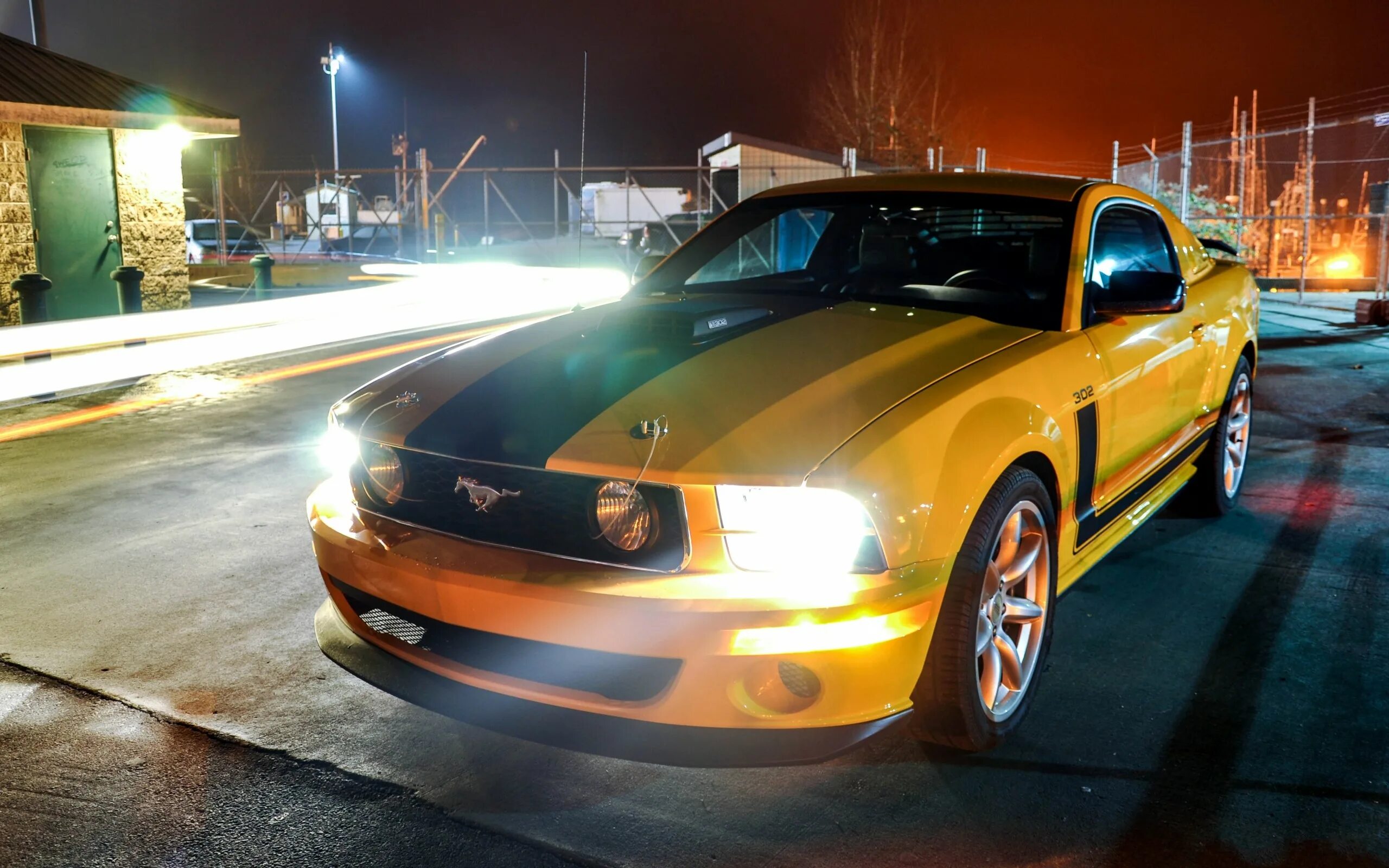 Где находится мустанг. Ford Mustang 2005 Night. Форд Мустанг ночью. Мустанг 2005 ночью. Форд Мустанг желтый.