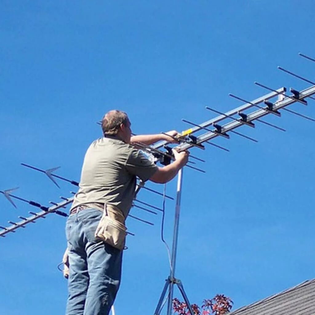 Не работает телевизионная антенна. Телевизионная антенна на крыше. Антенна на крыше дома. Антенна на доме. Общедомовая антенна.