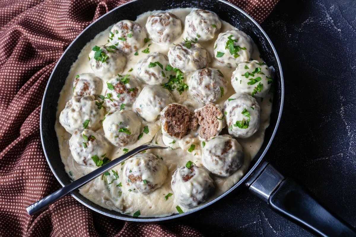 Фрикадельки в сливочном соусе. Фрикадельки в сливочном соусе. Фрикадельки с подливкой на сковороде. Шведские мясные тефтели. Тефтели в соусе.