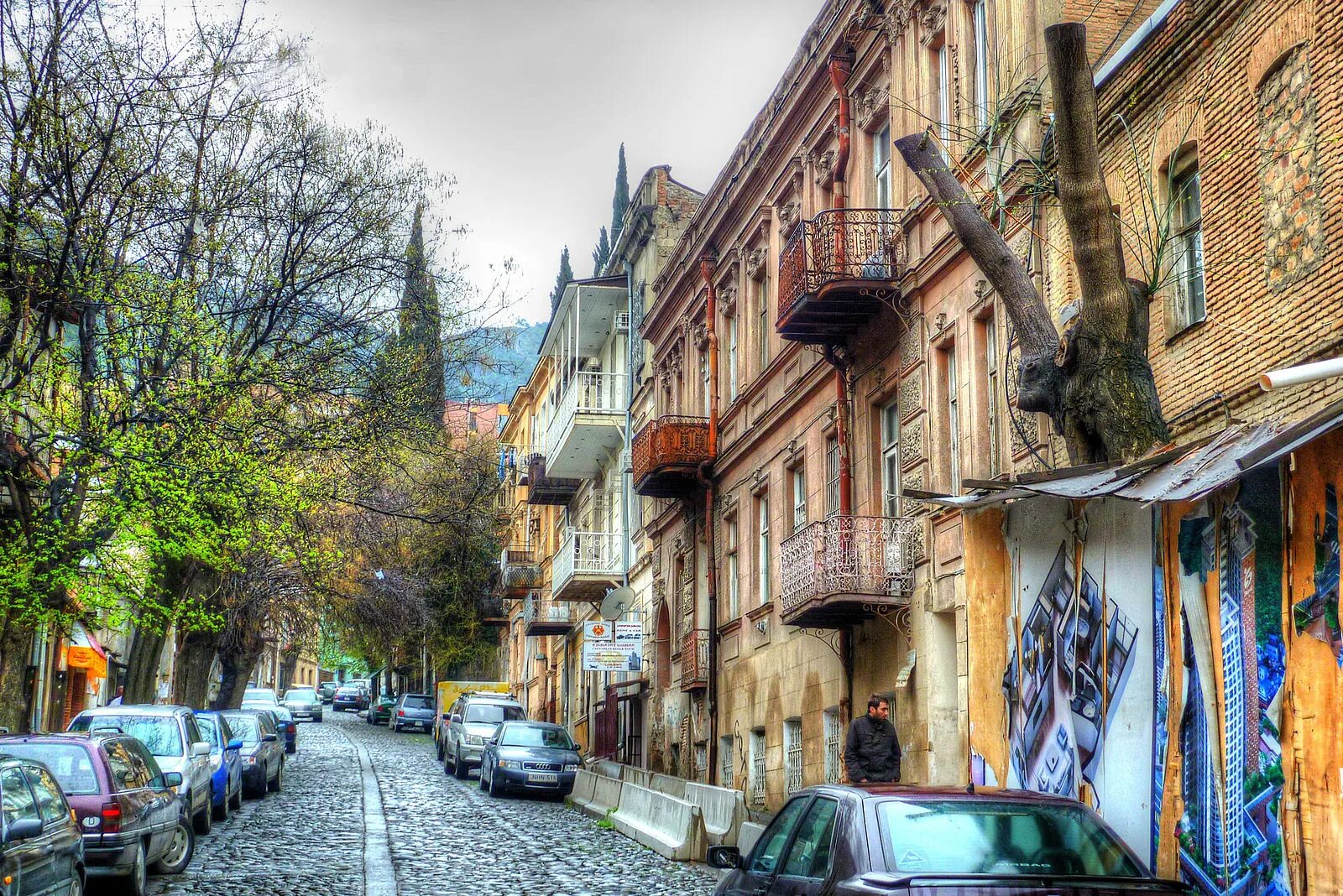 Tbilisi streets. Грузия улочки Тбилиси. Старые улочки Тбилиси Грузия. Проспект Руставели Тбилиси. Тбилиси старый город улочки.