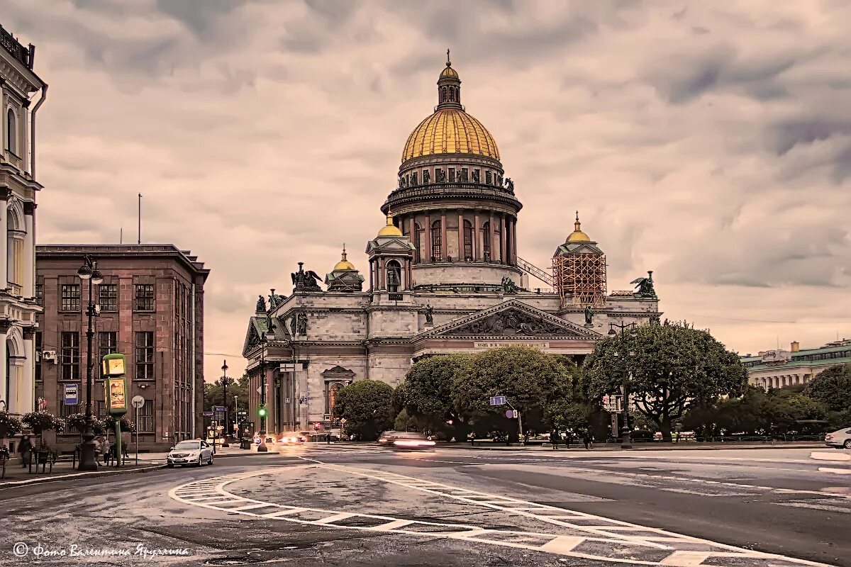 Спб сквер у исаакиевского собора. Гостиница астория. 1818-1858. Памятники петербурга исаевский сабора. Исаакиевский собор сквер.