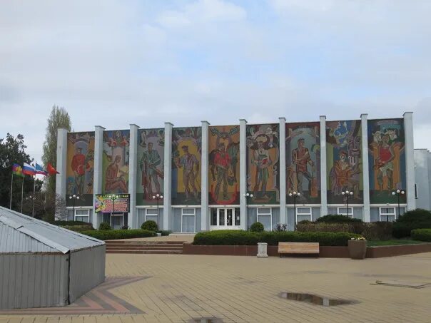 Одноклассники тимашевска. Достопримечательности города Тимашевска. Площадь Тимашевска. Тимашевский район парк семьи Степановых. Фонтан звезда Тимашевск.