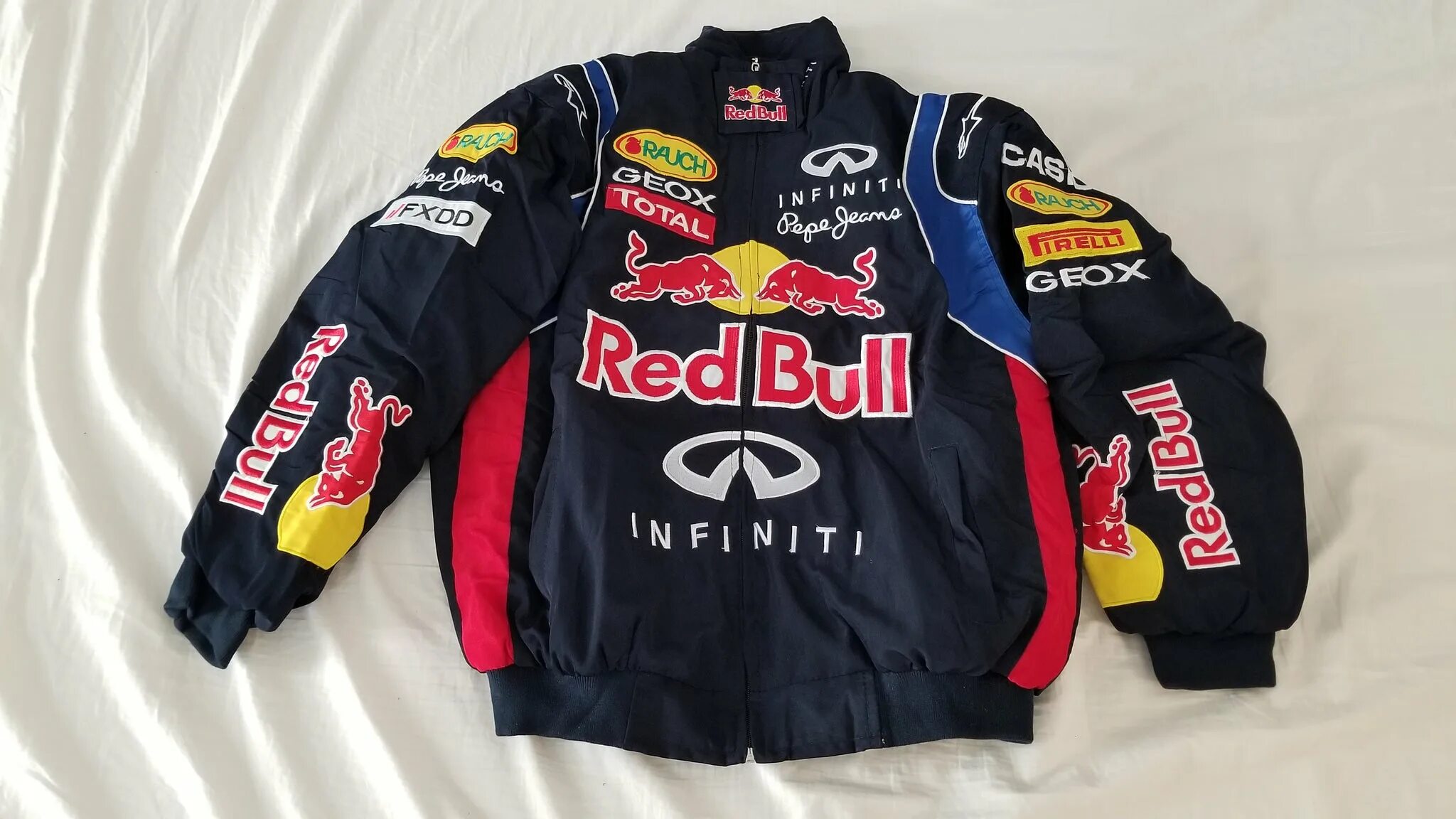 Куртка vodafone mclaren mercedes. Куртка мерседес формула 1. F1 jacket. Куртка f1 феррари мальборо. Bmw williams f1 team куртка.