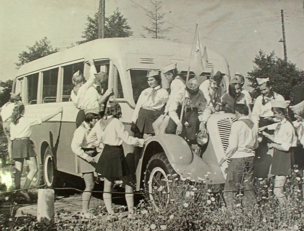 70 дол. Пионерский лагерь СССР 70 Х. Пионерский лагерь СССР автобусы пионеров. Пионер Пионерский лагерь СССР. Пионерский лагерь 80-е.