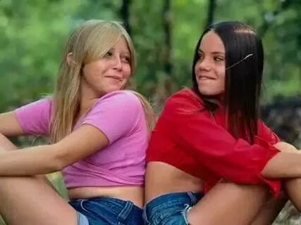 С двумя русскими девушками видео