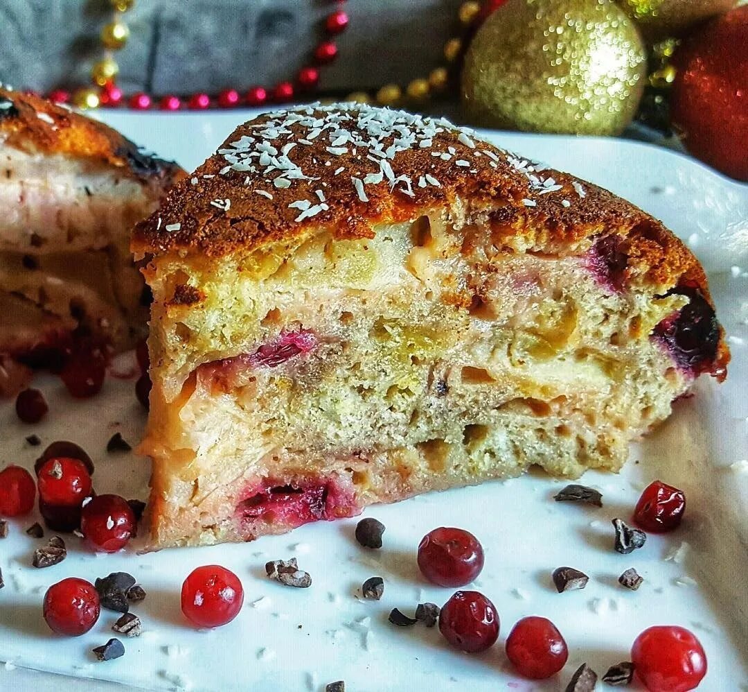 Пирог из замороженной вишни рецепт в духовке. Вишневая шарлотка. Шарлотка с вишней. Шарлотка с яблоками и вишней. Шарлотка с вишней замороженной.