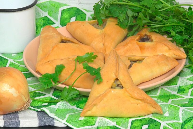 Эчпочмак с мясом на кефире. Эчпочмак. треугольники татарские на праздничный стол. эчпочмак на пресном тесте. эчпочмак фото.