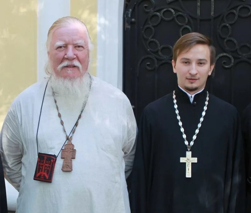 Современный священник. Настоятель храма архангела михаила. Батюшка в рясе. Молодой батюшка. Настоятель: иерей павел коньков.