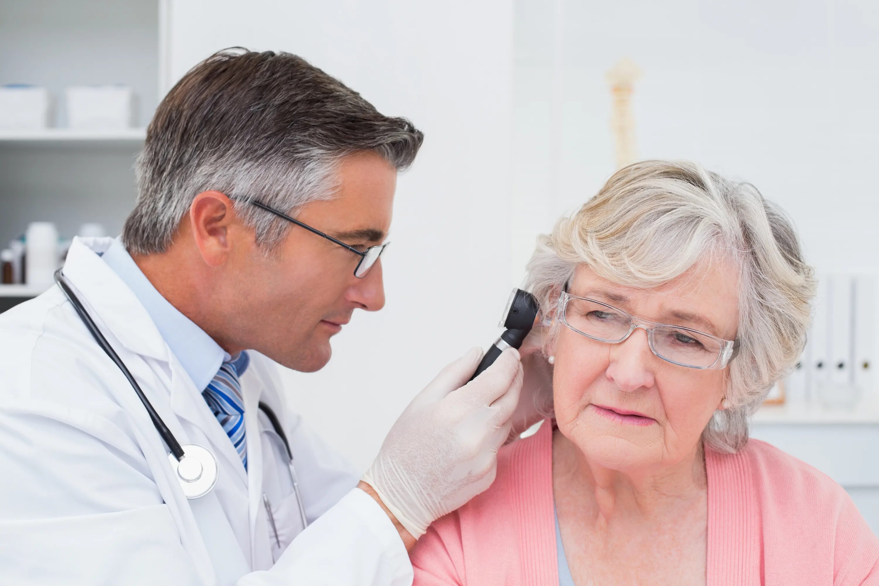 Пациенты с нарушением слуха. Нарушение зрения у пожилых. Пациент с нарушением слуха. Пациенты с нарушением зрения. Снижение зрения и слуха у пожилых.