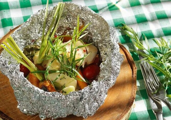 Палтус запеченный фольге. Треска с овощами в духовке. Палтус запеченный фольге. Палтус в пакете для запекания в духовке. Палтус запеченный фольге.