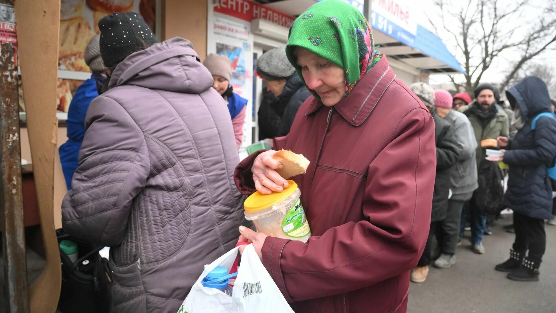 Помощь 60 5 лет. Гуманитарка в мариуполе. раздача гуманитарной помощи в мариуполе. гуманитарная помощь жителям мариуполя. волонтеры раздают гуманитарку.