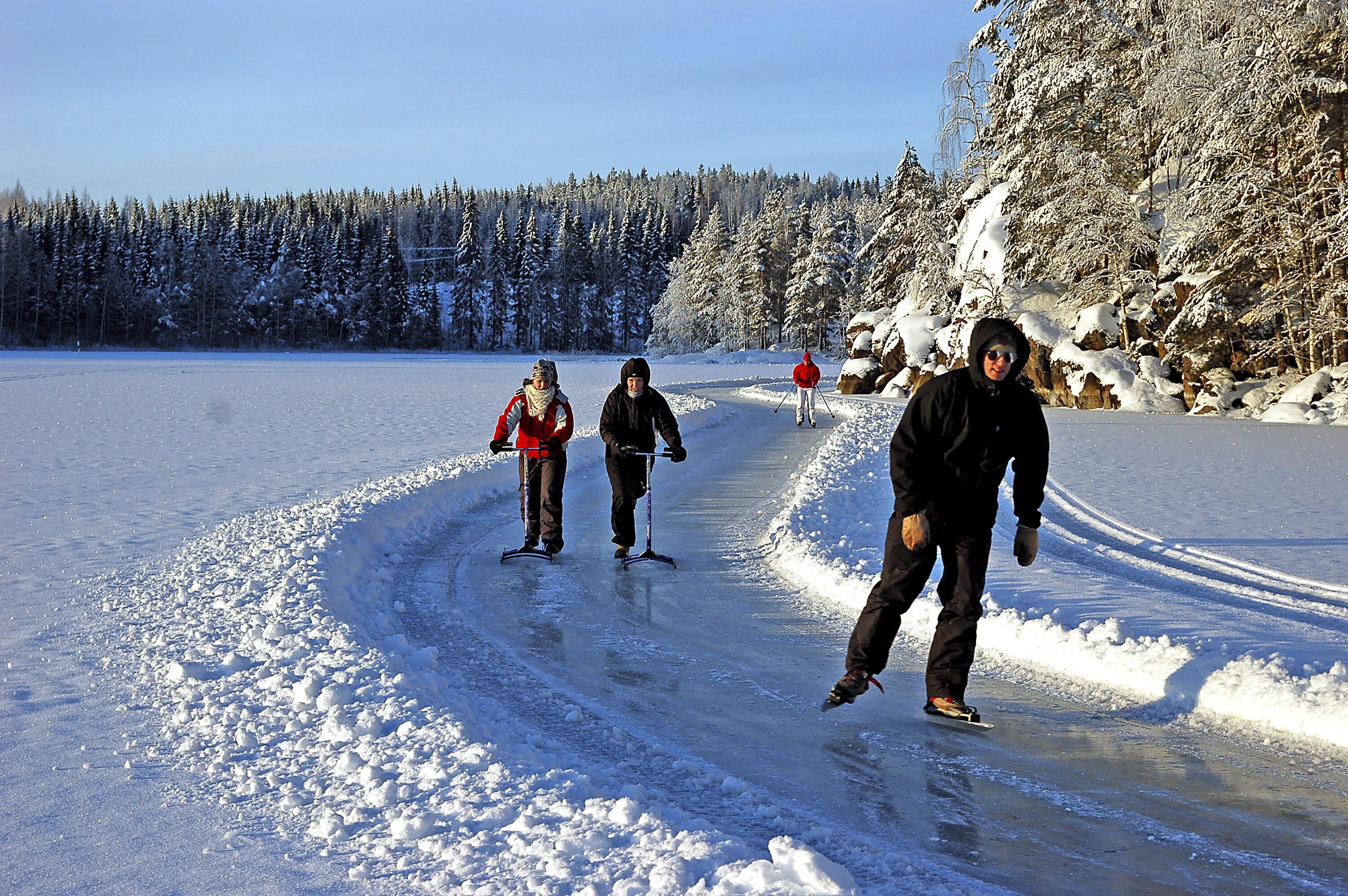 Зимой где сидели. Озеро Сайма Финляндия зимой. Развлечения зимой. Путешествие зимой. Катание на коньках.