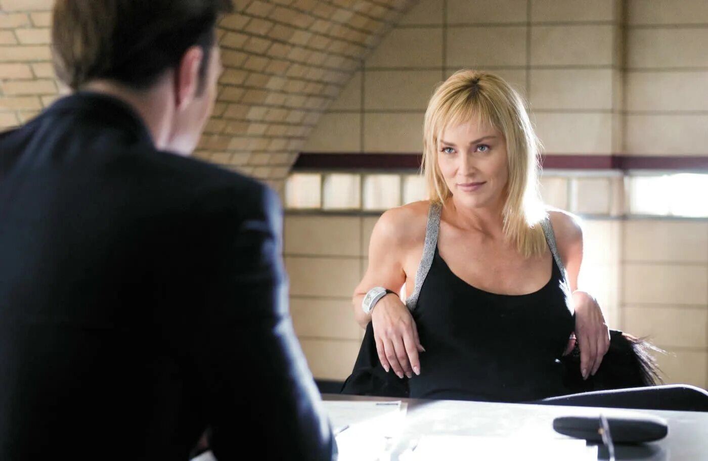 шерн стоун основной инстинкт 2 кадры. шэрон стоун основной инстинкт 2. основной инстинкт 2 жажда риска. основной инстинкт 2 фильм 1992. шэрон стоун основной инстинкт 2.